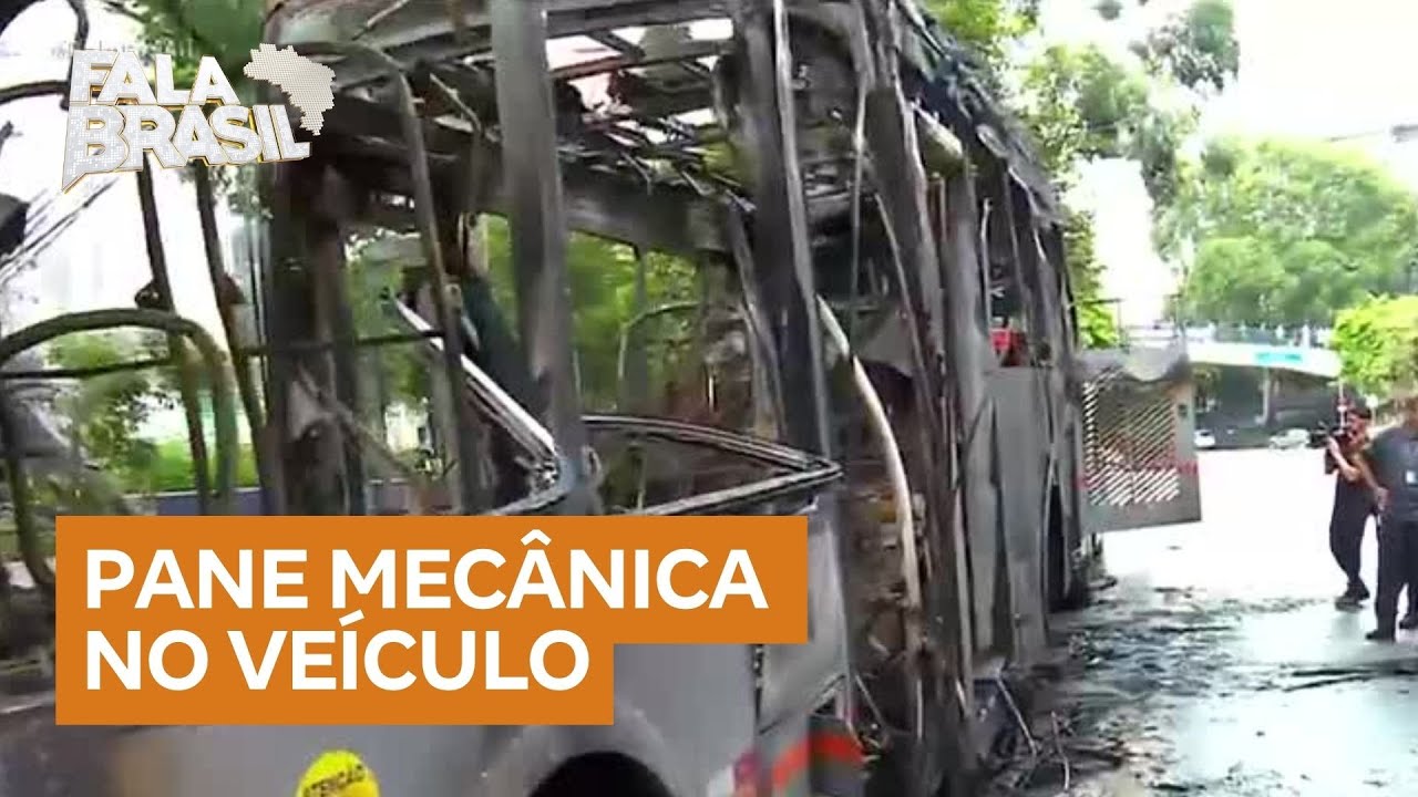 Ônibus pega fogo na Avenida Rebouças, em São Paulo