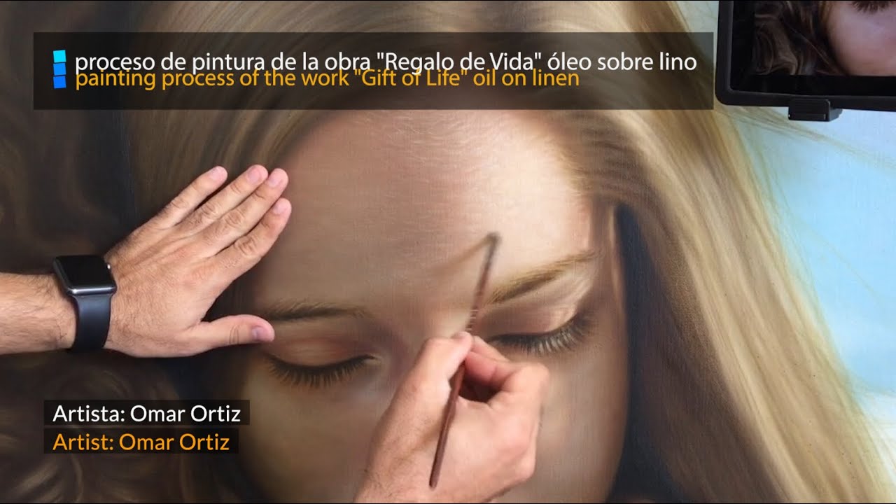 Omar Ortiz pintando la obra 