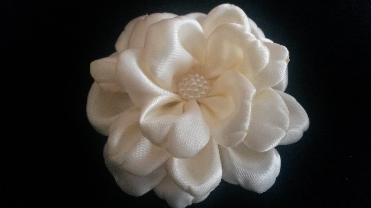 Satijnen haarbloem / Satin flower/ Kanzashi