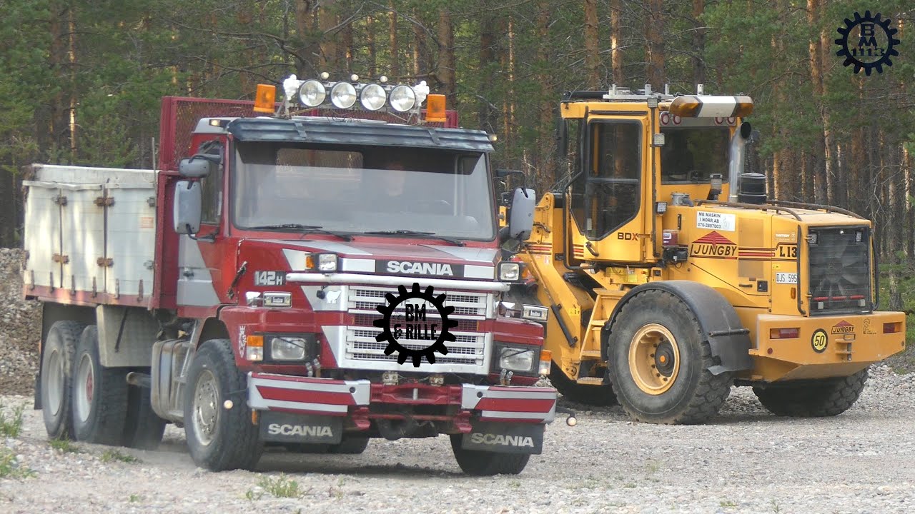 Scania T142 V8 Transports gravel + Ljungby L13 & Volvo L70D