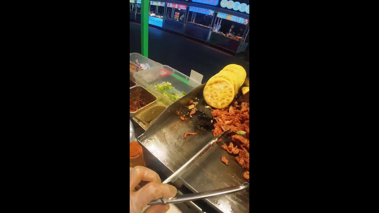 Live broadcast of street food specialties and fruit delicacies