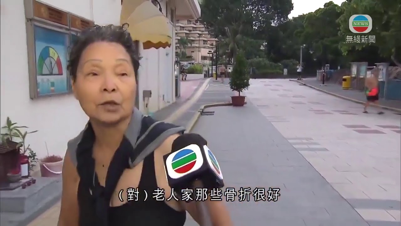 香港新聞 康文署轄下泳灘重開 有泳客一早到黃金泳灘游泳-TVB News-20201103