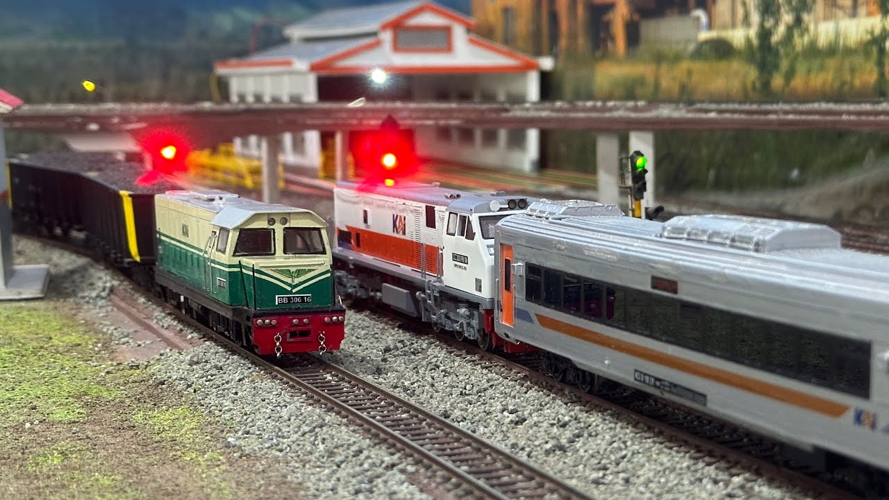 Kereta api CC203 Langsir rangkaian eksekutif Panoramic Bersilang dengan KA Babaranjang BB306 vintage