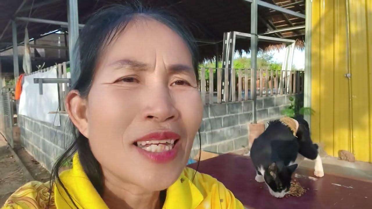 พอขนน้ำปลาร้าเสร็จได้กลิ่นน้ำปลาร้า ก็อดใจไม่ไหว ต้องไปหาสิ่งนี้