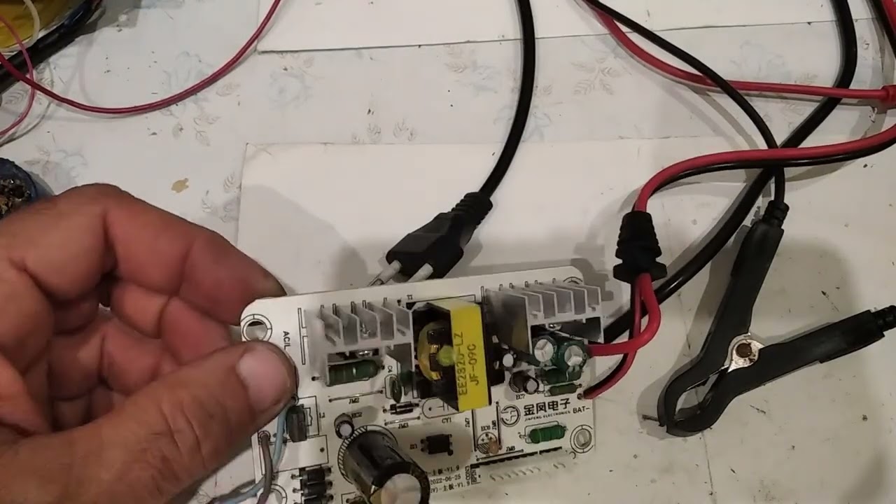 Зарядное foxsur перезаряжает батарею