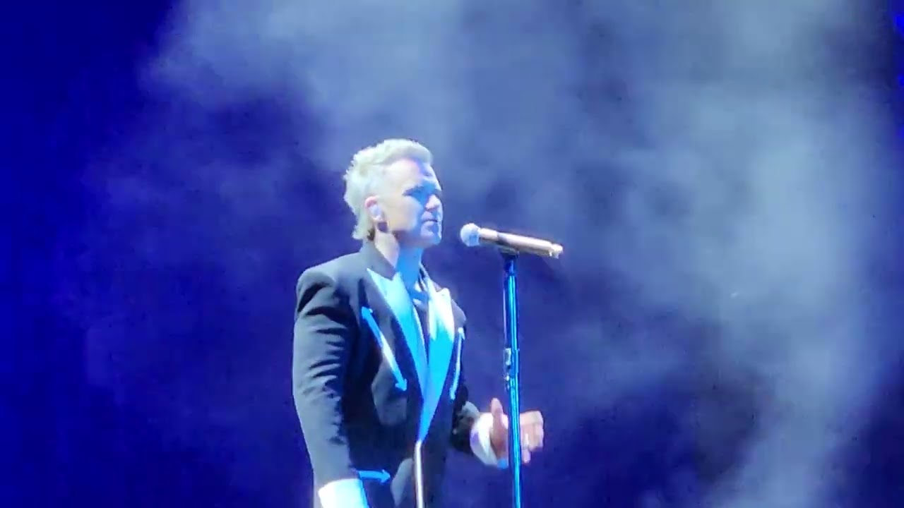 Robbie Williams  - No Regrets (Live at BST Hyde Park 2024) featuring some lady's hand ;)