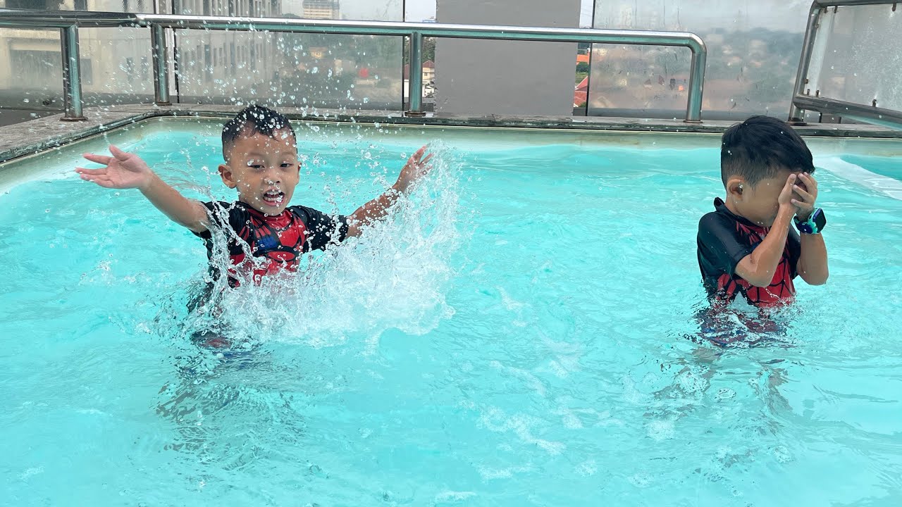 BERENANG KAYAK T-REX, SERUU….HOTEL SANTIKA MEGA BEKASI….