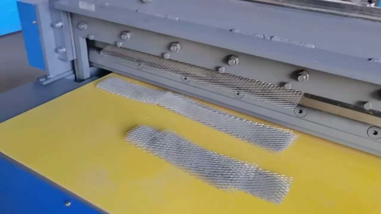 Wire mesh cutting machine