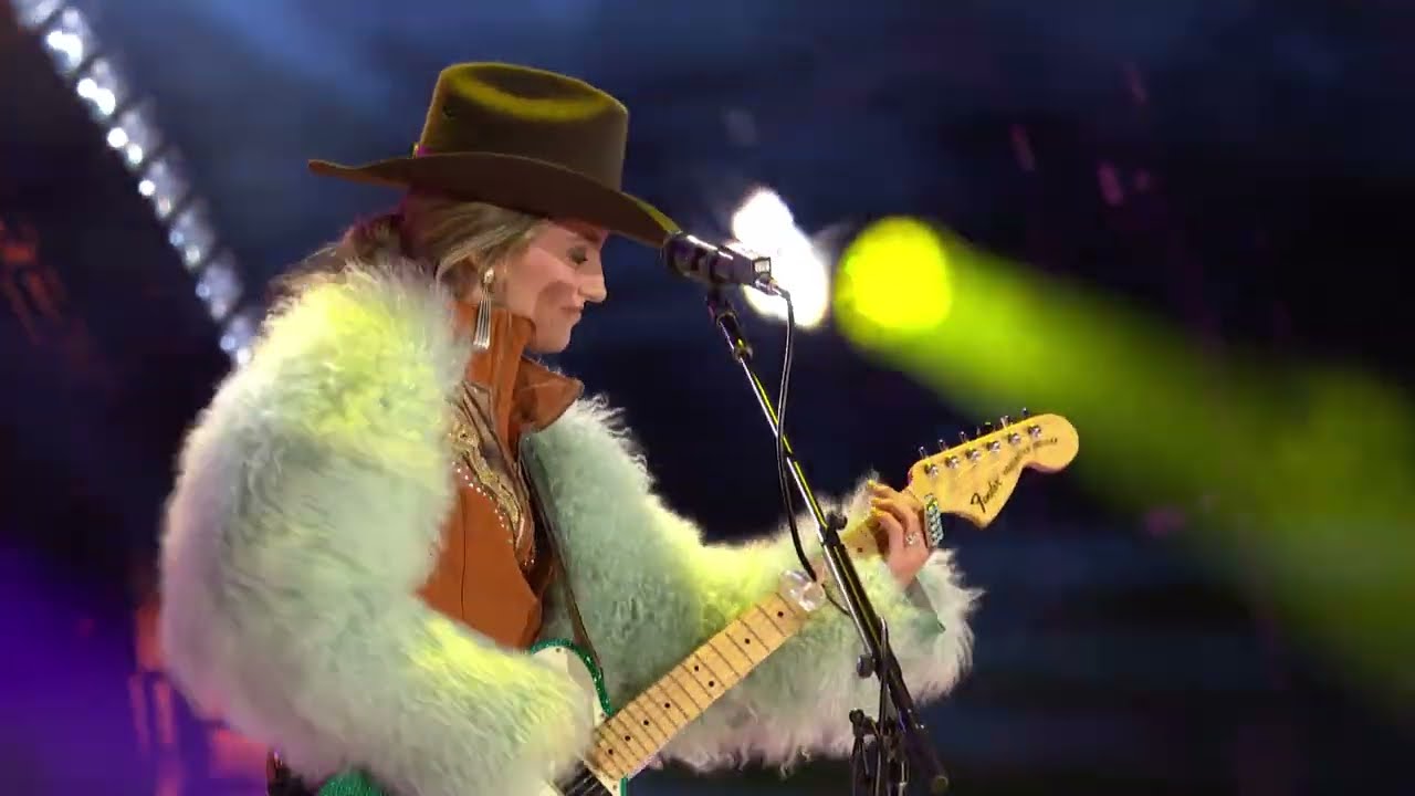 Lainey Wilson - Hang Tight Honey (New Year's Eve Live: Nashville's Big Bash 2025 Performance)