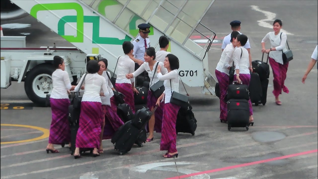 Pramugari dan Pilot Batik Air Saat Pergantian Jam  Kerja di Bandara I Gusti Ngurah Rai Bali