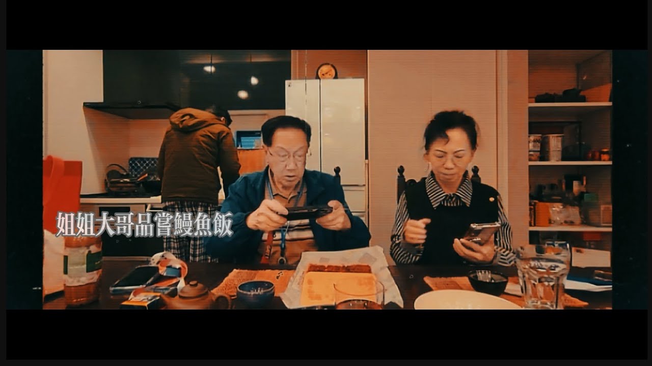 （5）若草山的四季，如在时光中缓缓翻动的诗页。春日新绿铺满山坡，嫩草柔软如初醒的梦；夏风吹拂，层层翠意在阳光下流淌成一片温暖的波浪。