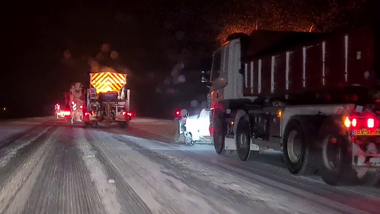 DRENTHE SNEEUW SCHUIVEN EN ZOUT STROOIEN  N37 3 VRACHTWAGENS ACHTER ELKAAR