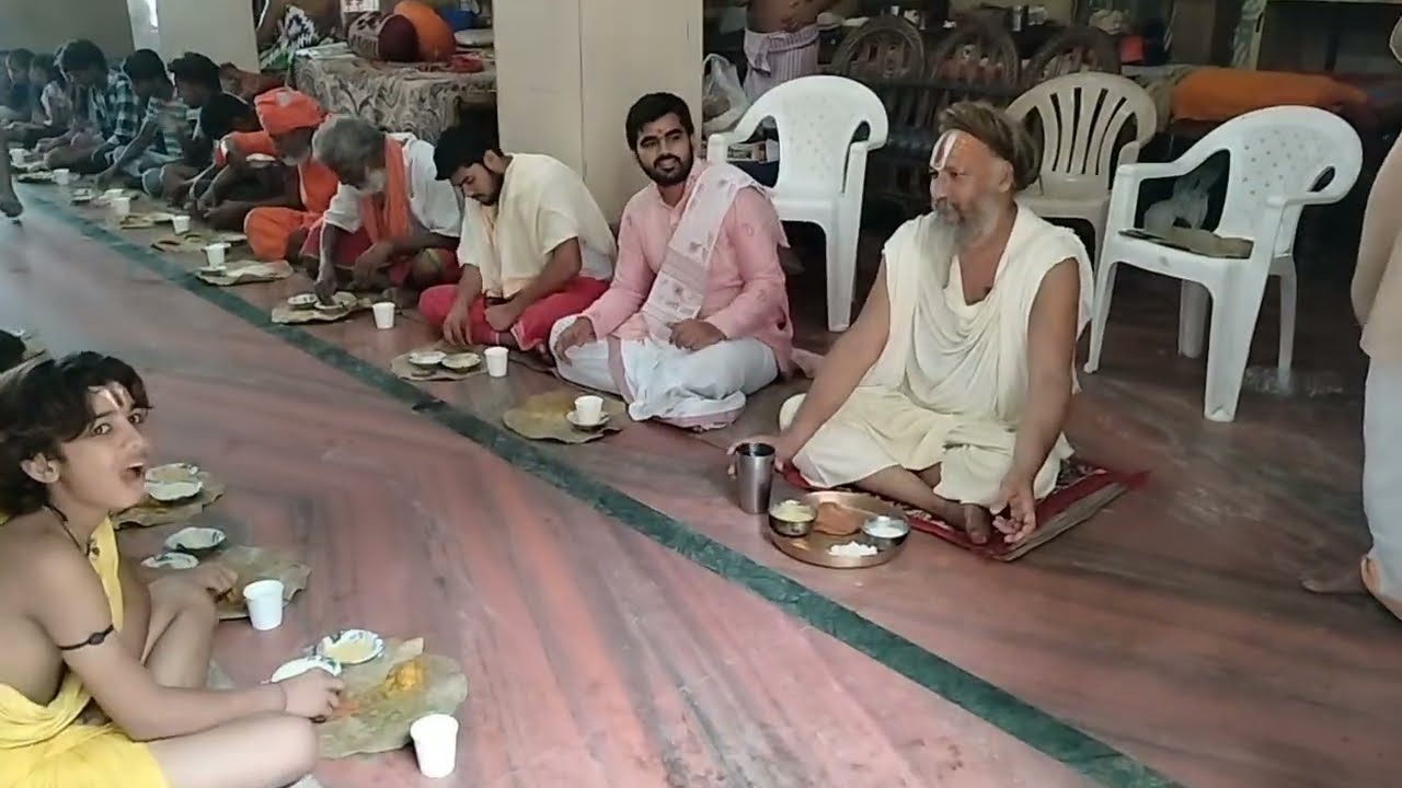 वृंदावन का सबसे अच्छा आश्रम परिक्रमा मार्ग #vrindavanashram #merovrindavan #bankeybihari #santseva