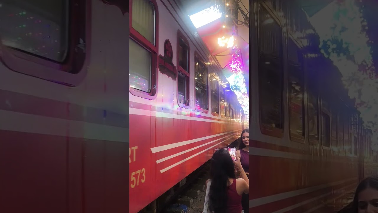 Hano&iuml; train street 🚂 15:20 daily train