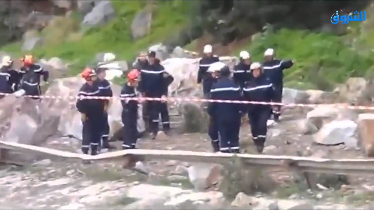 مصورون | بجاية : لحظة إنهيار الصخور بالطريق الوطني رقم 9 في أوقاس