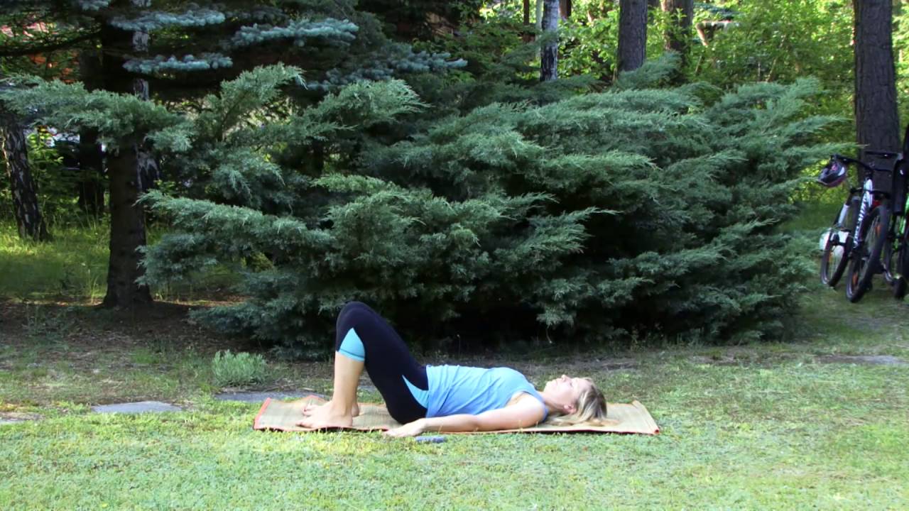 Ćwiczenia tygodnia pelvic tilt na pilce z kolanami w górze