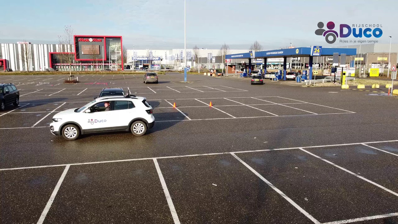 Achteruit inparkeren, rechts in een vak