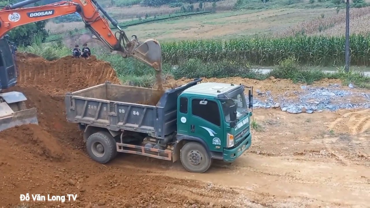 doosan dx 140-5w máy ủi đẩy xe ben