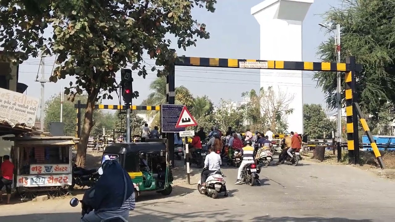 22210 New delhi Mumbai Central Duronto express passing through railway crossing