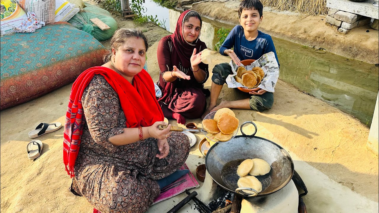 चूल्हे पे बनाई पूरी । मटर पनीर की सब्जी । बूंदी का रायता । village food । village life 