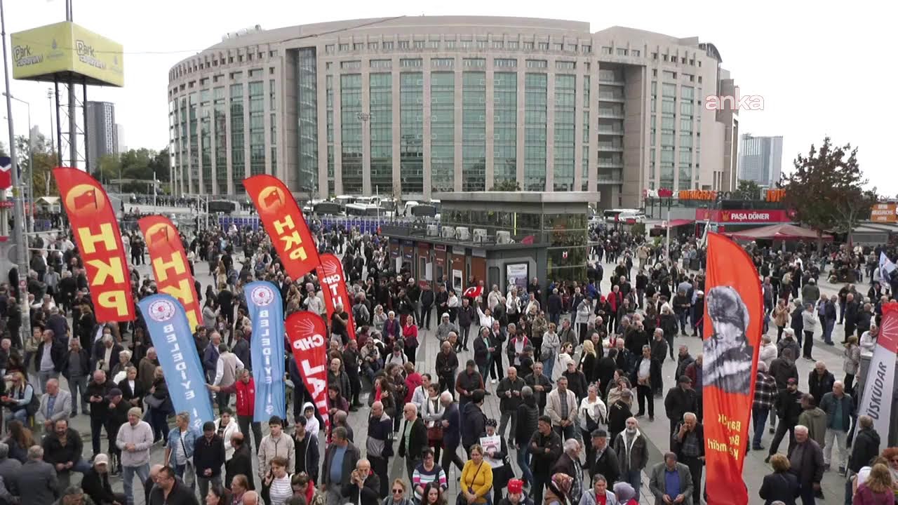 Binlerce kişi Ekrem İmamoğlu'na destek için İstanbul Adliyesi önünde toplandı