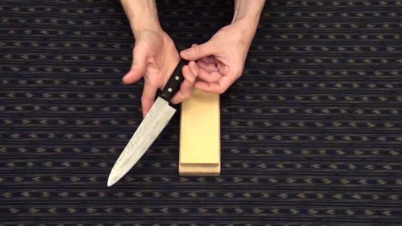Sharpening a double bevel knife: correct grip