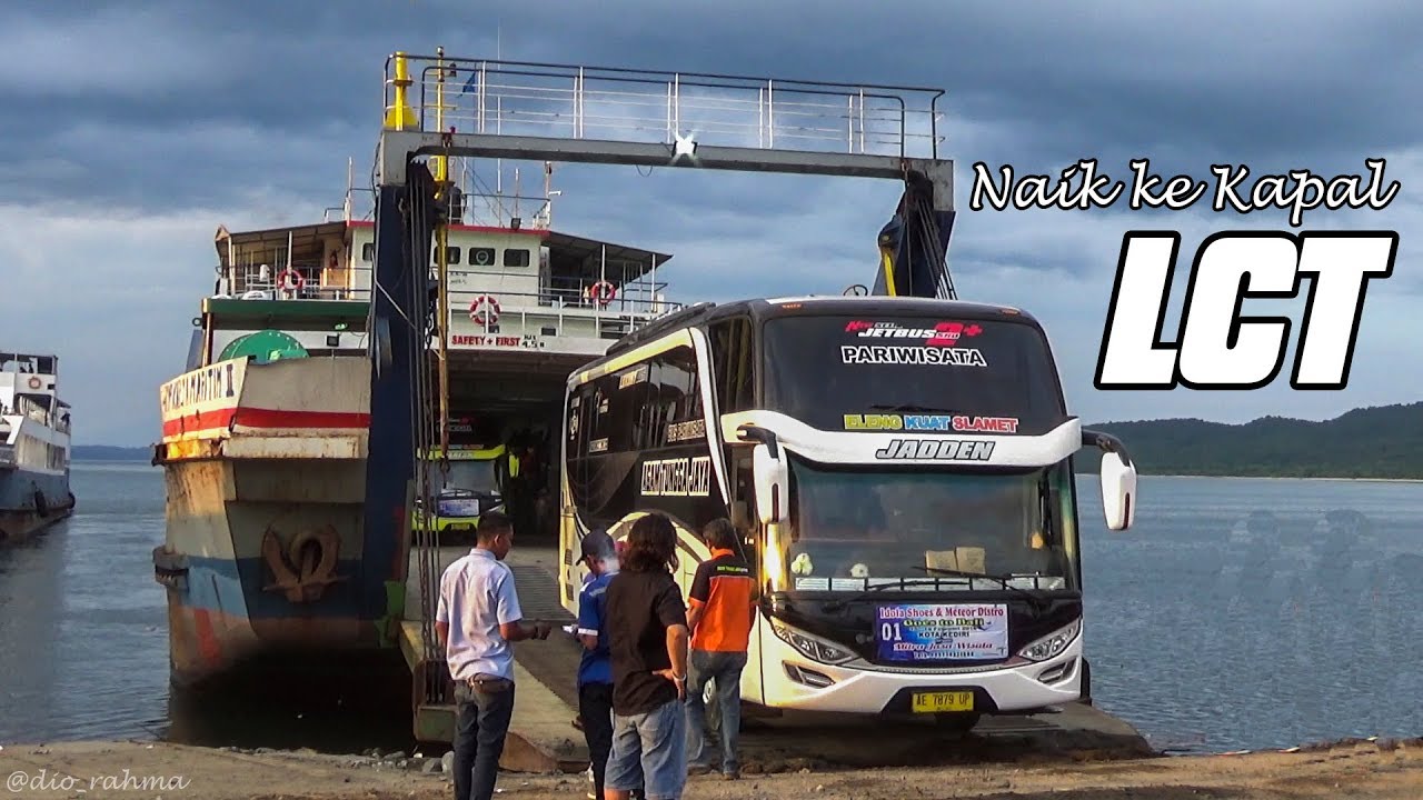 Proses naik turun Truk dan Bus dari Kapal LCT di Pelabuhan Gilimanuk