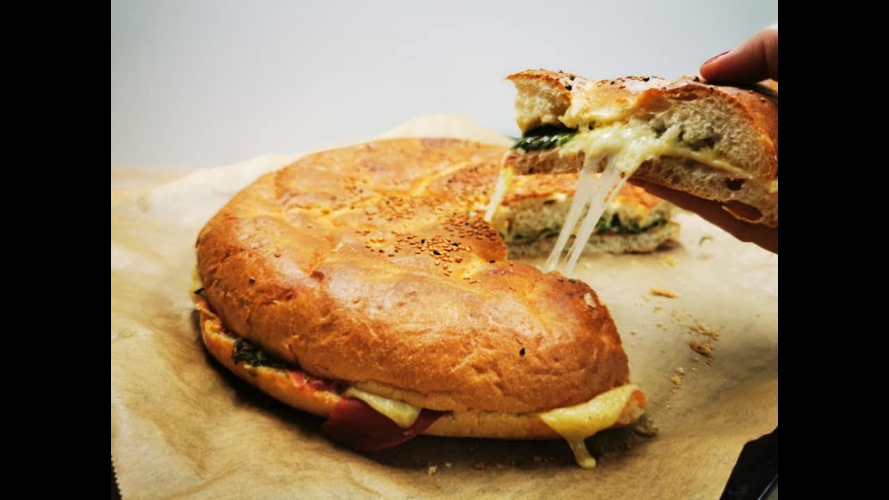 Schneller Snack mit viel Käse, Fladenbrot mit Schinken