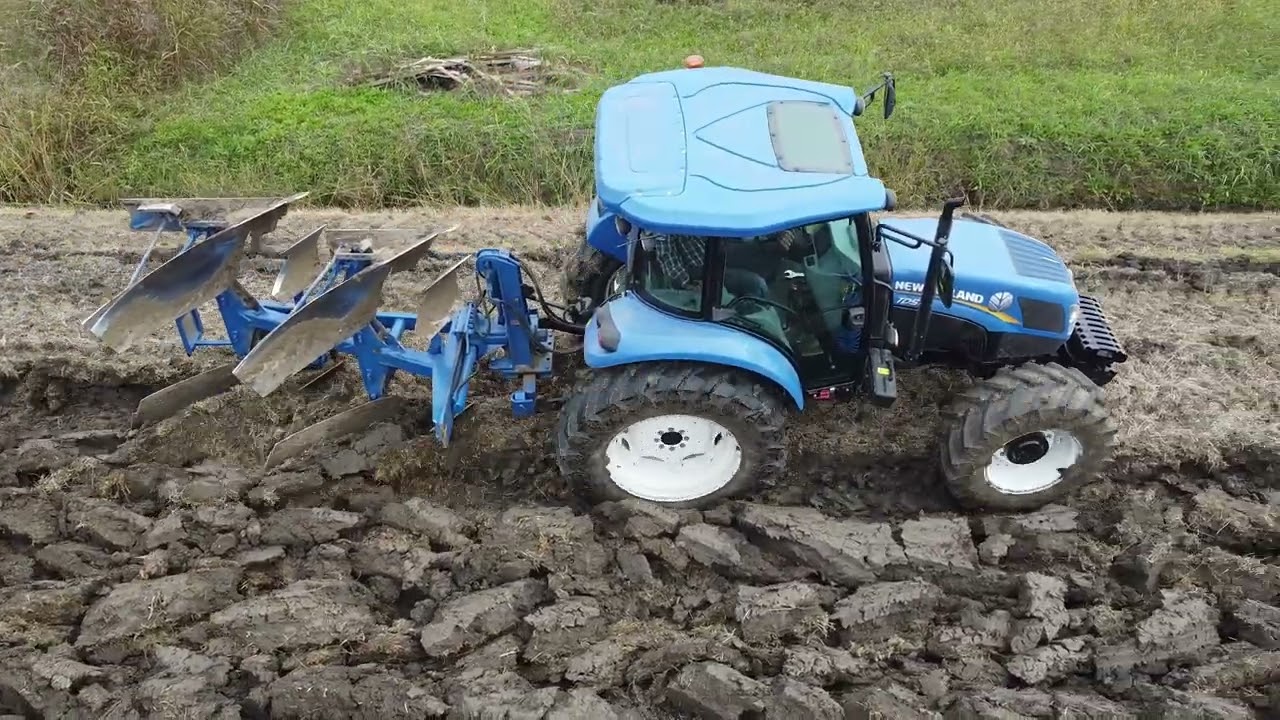 Aratura e ripuntatura terreno con New Holland T5