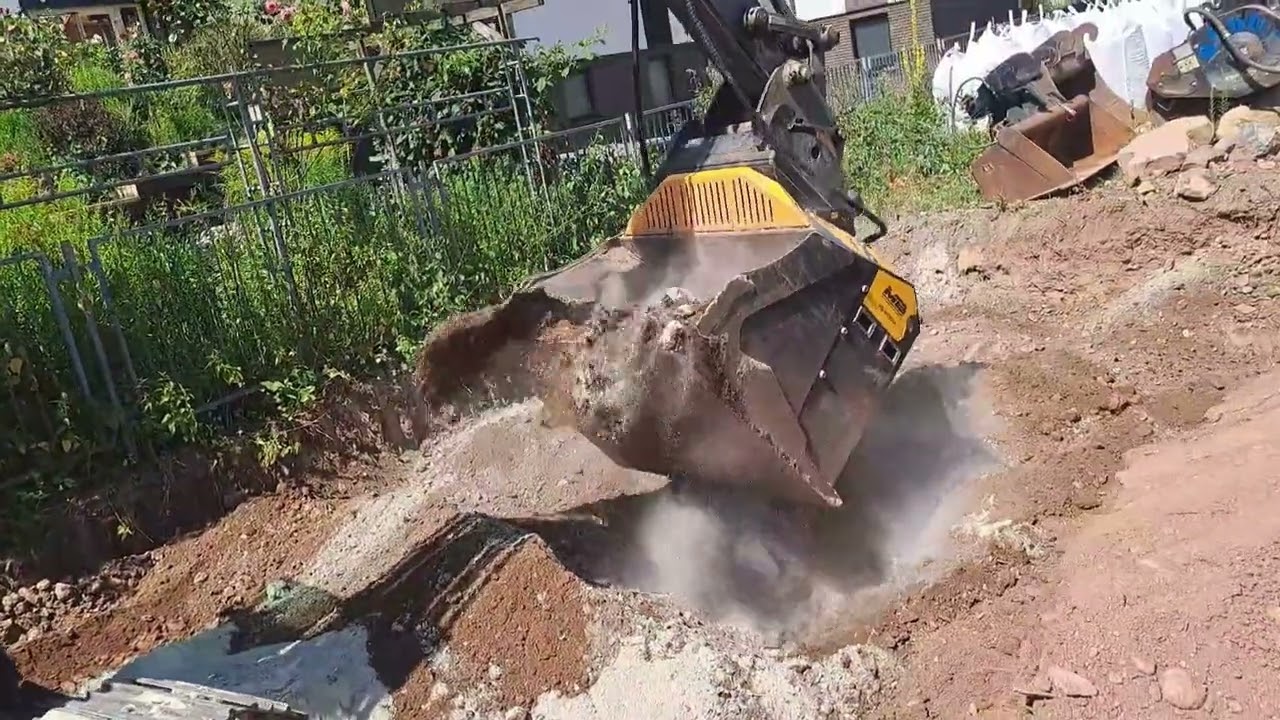 HDS-314 Padding Bucket #recycling concrete for new #aggregate on site.