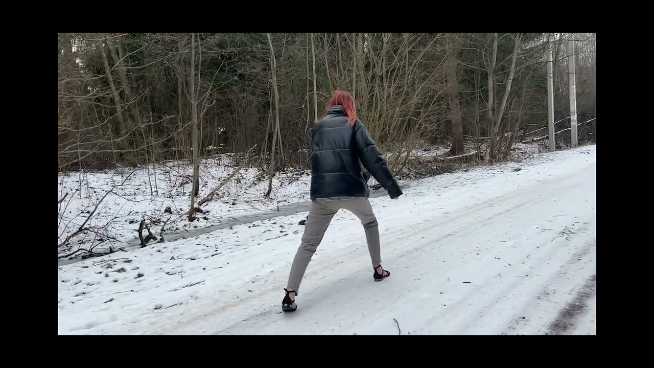 Sandals, open toes, walk on snow, icy road, slipping on ice, slippery sandals, slips, toes in snow