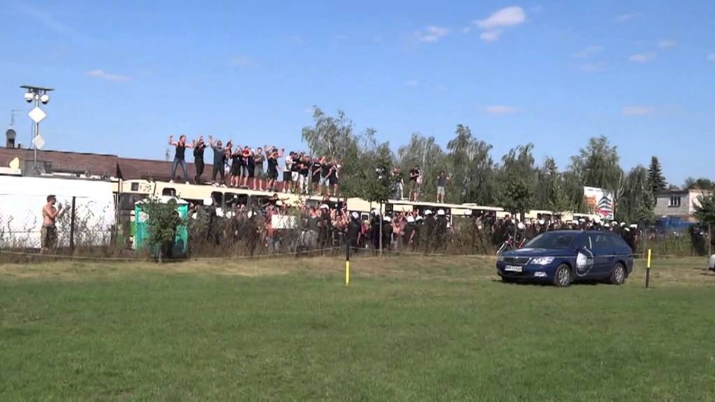 Jacek Kosmalski strzela dla Polonii 1 bramkę w IV lidze. (Lomianki - Polonia 17.08.2013)
