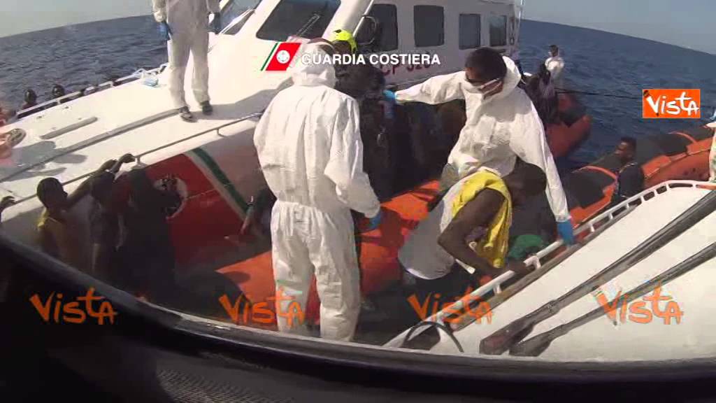 SALVATAGGIO IN MARE, LA GUARDIA COSTIERA SALVA MIGRANTI A LAMPEDUSA