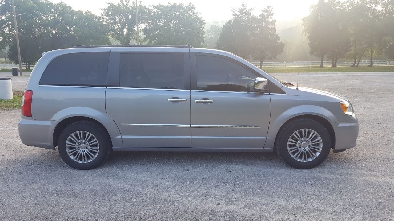 Полный обзор Chrysler Town & Country Touring L 2015 года: лучший семейный минивэн? | Lawsons Car ...