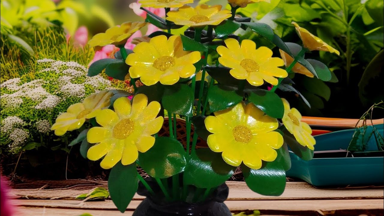 Flores hechas con fondos de botellas de aceite ! #diy #ideas #craft  #floresdebotellas