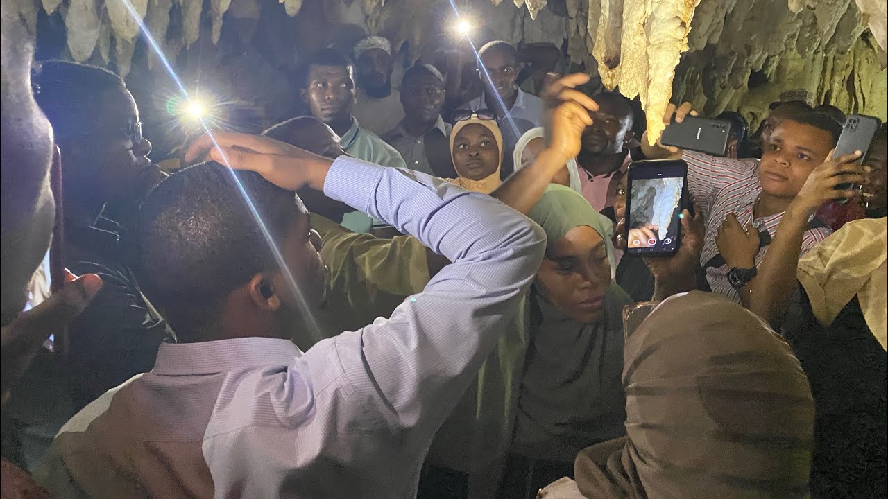 HATARI WANAFUNZI WA CHUO KIKUU ZANZIBAR WAKIWA MAPANGONI KUPAMBANA NA MIZIMU.