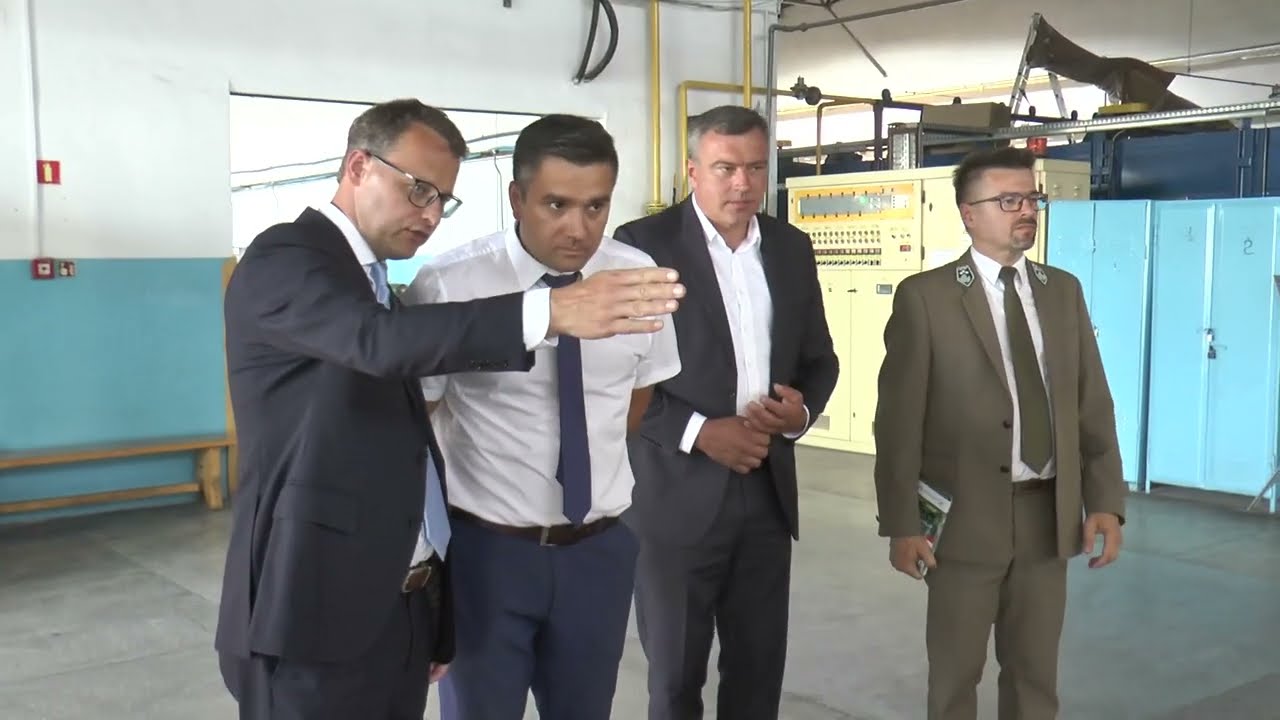 Wizyta ministra Marcina Romanowskiego w hucie szkła użytkowego w Dubecznie