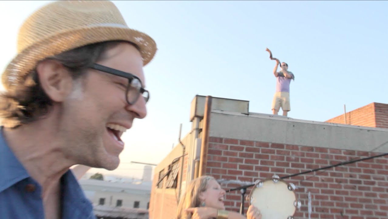 Street Cantor Leads Community in Rooftop Halllelujah