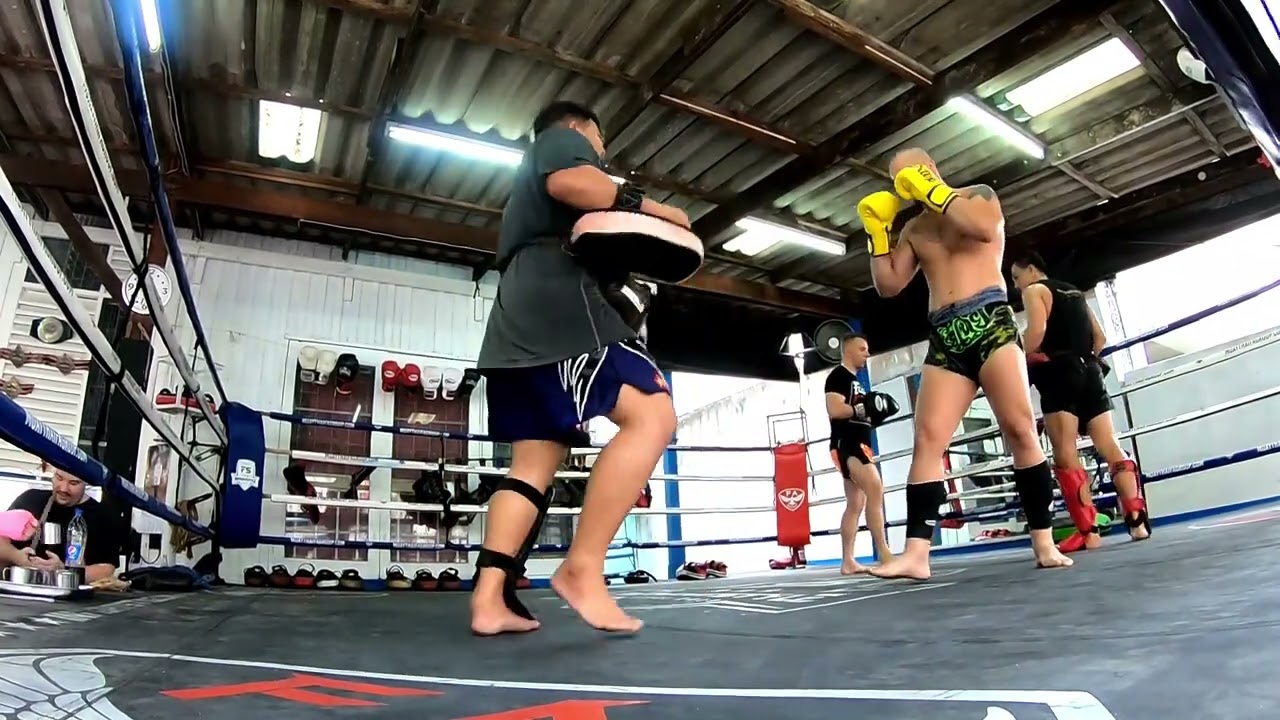 Treino comentado na Tailândia #muaythai