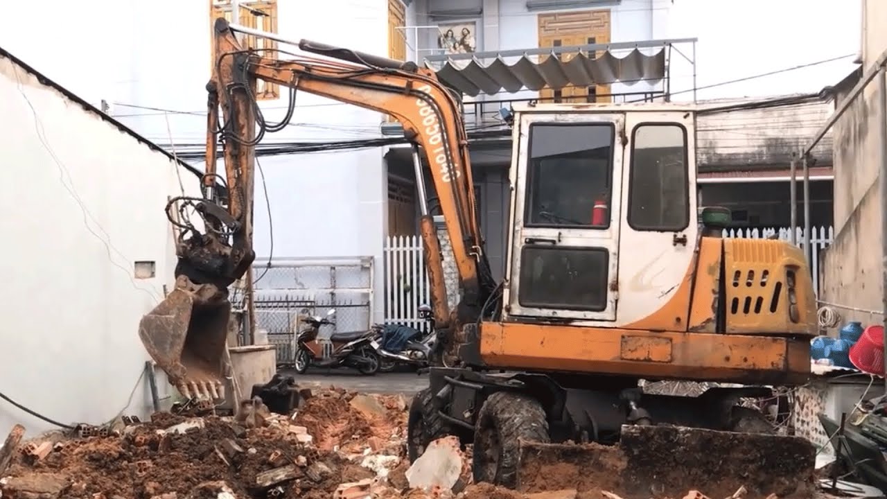 Xây nhà cấp 4 | Múc móng nhà với xe máy múc dùng cánh tay khổng lồ san bằng tất cả