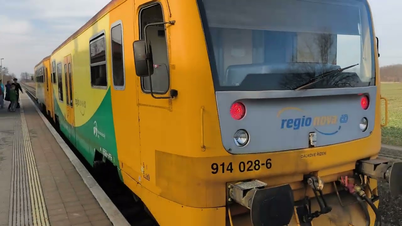 ČD RegioNova příjezd vlaku 914-028, vlakový přejezd, Xiaomi 14 T pro 