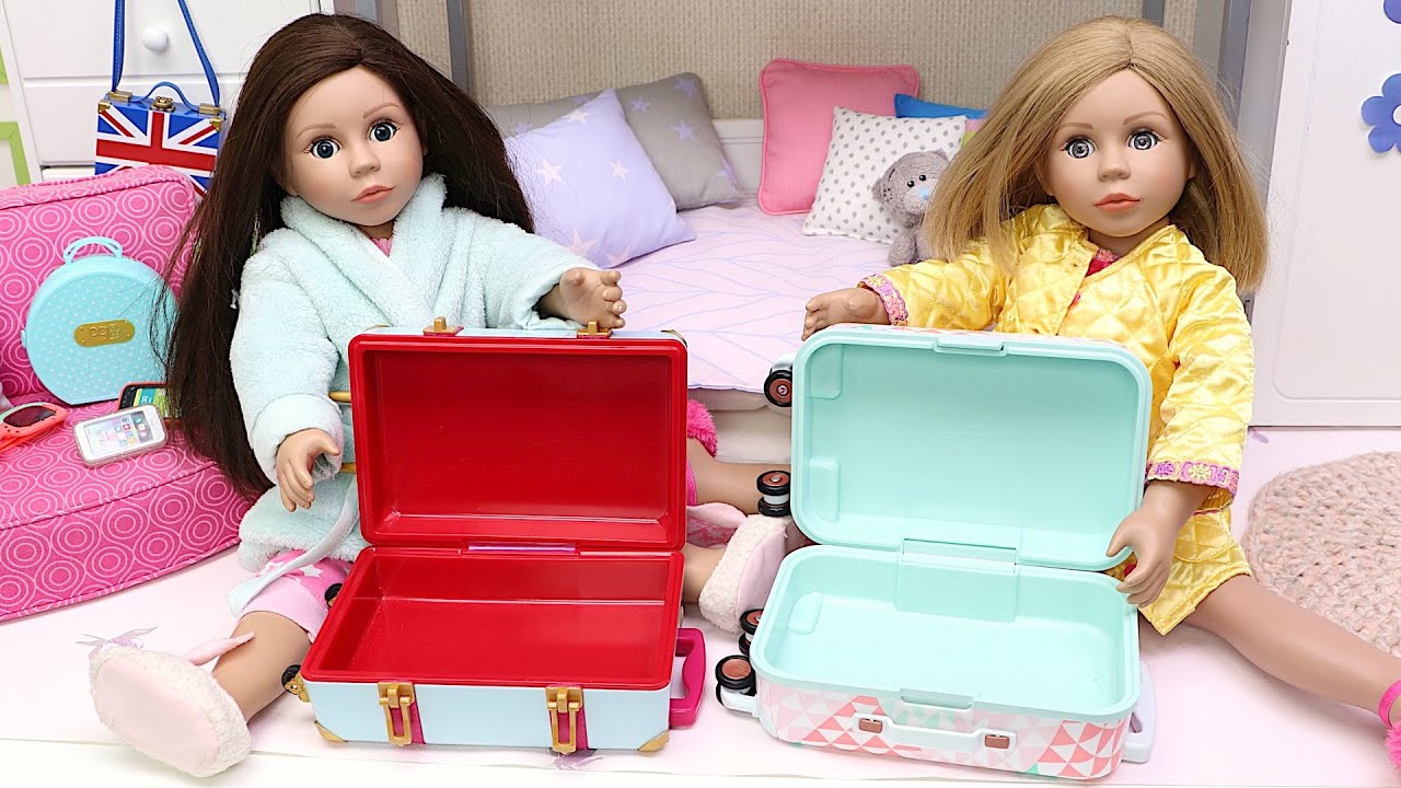 Las hermanas empacan sus maletas para las vacaciones de verano. Juguetes Muñecas