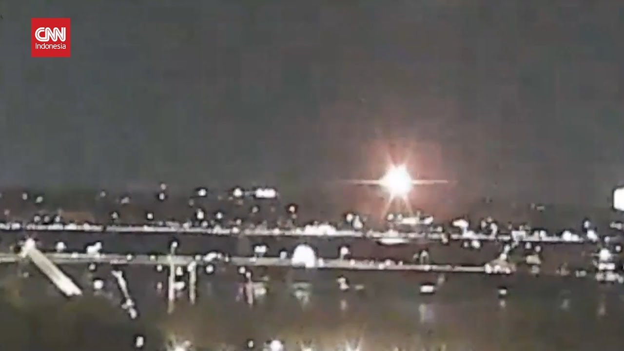 Momen Tabrakan Pesawat dan Helikopter di Washington AS