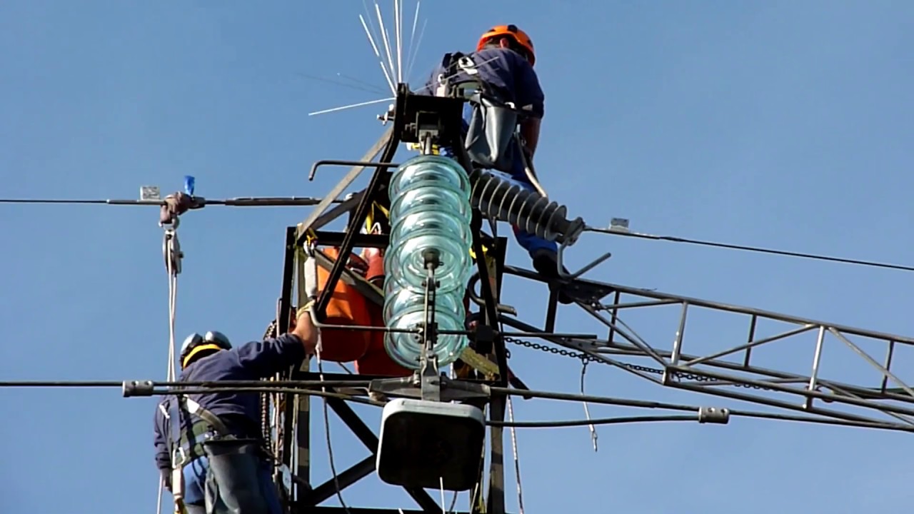 Ligne haute tension mise en place d'un câble de garde