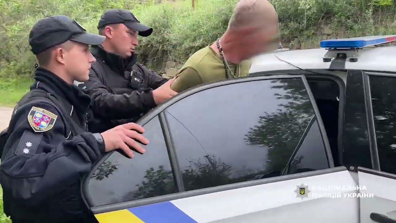 Поліцейські Могилева-Подільського затримали фігуранта, який скоїв замах на вбивство своєї дружини