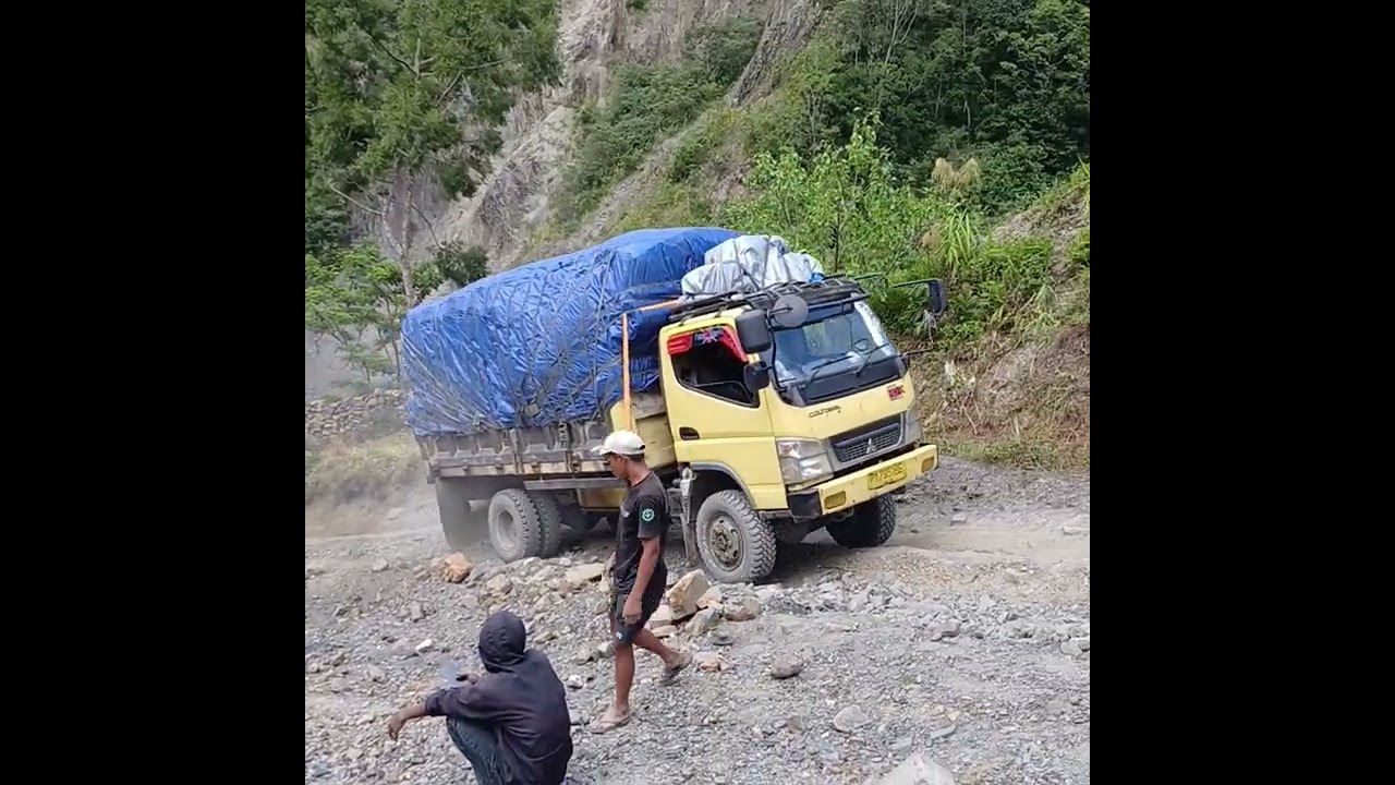 Semangat pejuang rupiah..tanjakan spiral 1 jaln trans papua wamena - puncak jaya