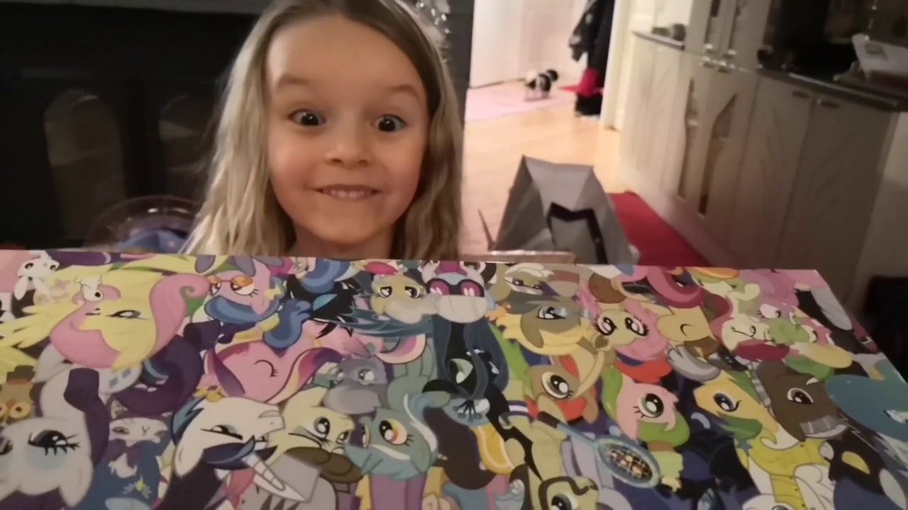 Lapset avaa joululahjat - joita oli aika paljon