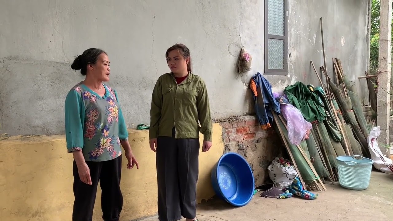 Tiến bất ngờ biết được tin hai mụ muốn bỏ thuoc bà quyển.đòi tìm bà quế dẳn mặt 