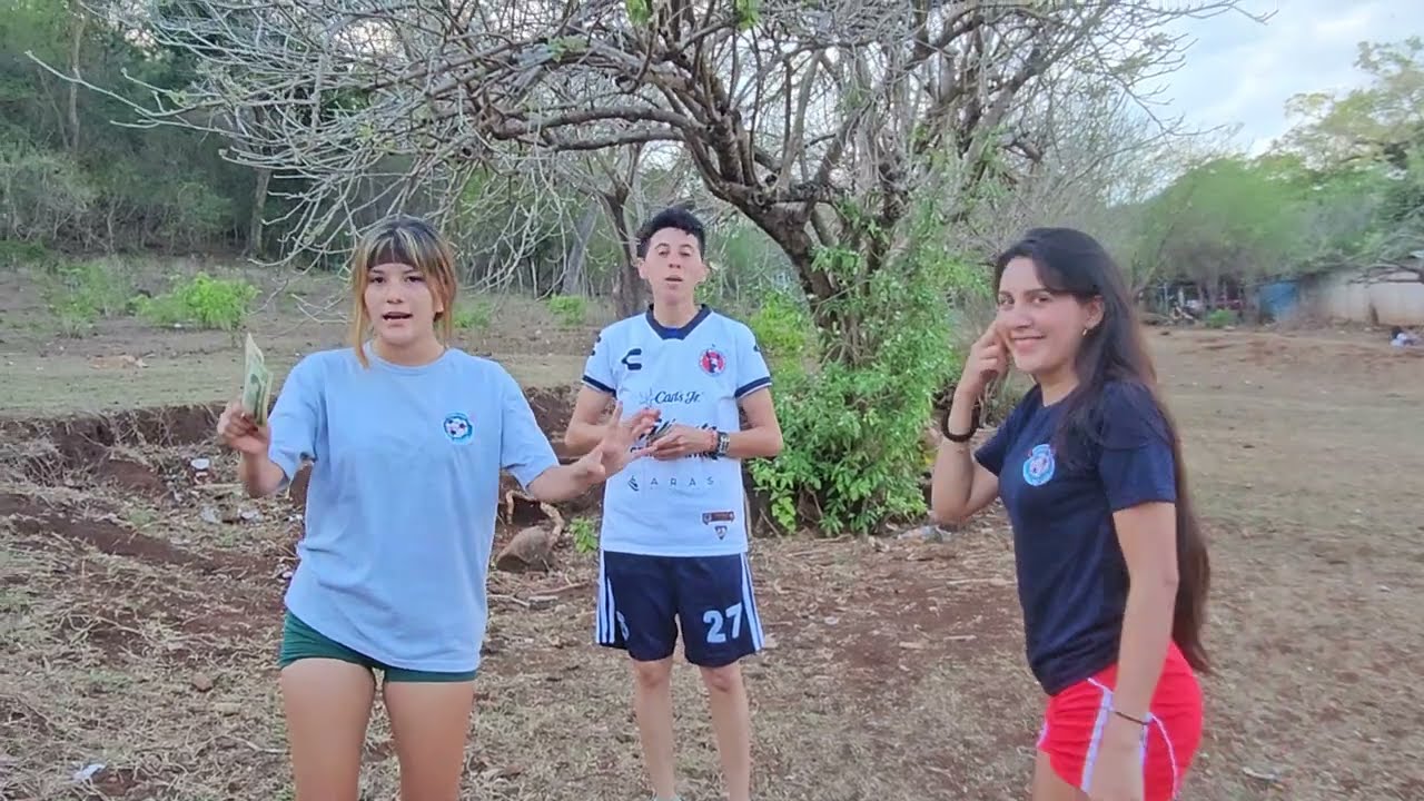 El loro reparte super chat a las chicas del equipo y esto opinan ellas con lo que el hizo😱😡
