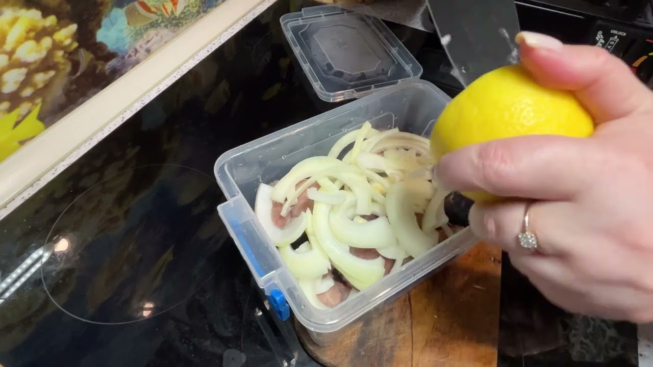 Скумбрія солена з лимоном 